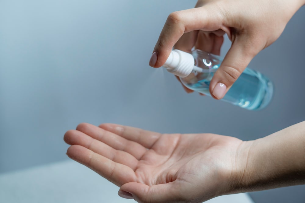 Kenali 5 Ciri Hand Sanitizer Spray yang Aman untuk Kulit Sensitif